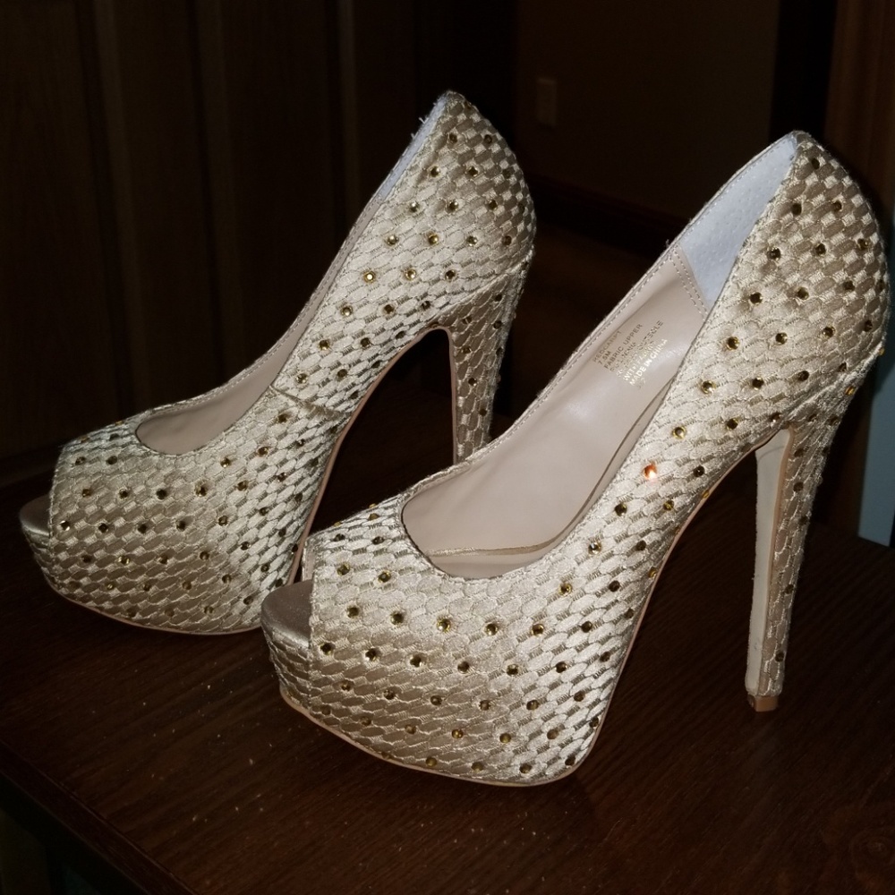 Shoes - Picture 3 of 4